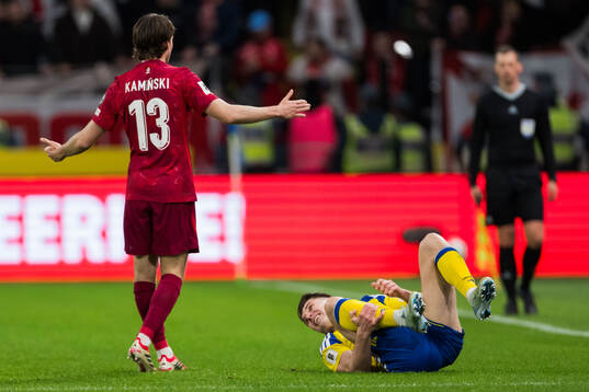 Jakub Kaminski of Poland and Viktor Gyökeres of Sweden