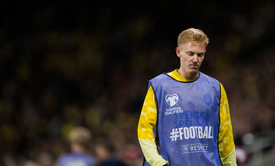 Hugo Larsson of Sweden warm up