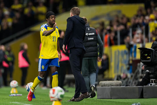 Anthony Elanga and head coach Graham Potter of Sweden