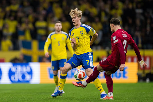 Lucas Bergvall of Sweden and Matty Cash of Poland