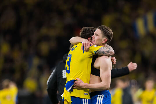 Victor Nilsson Lindelöf and Viktor Gyökeres of Sweden