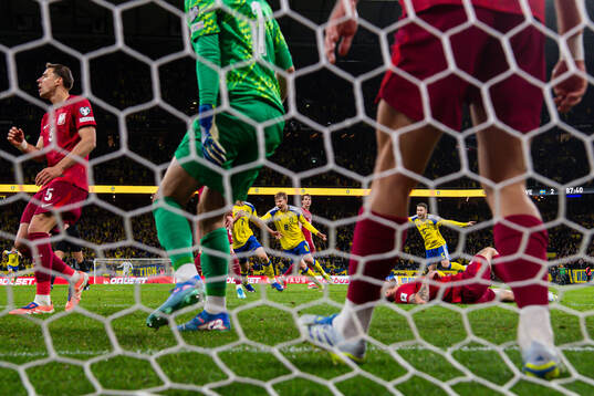 Lucas Bergvall and Daniel Svensson celebrate the 3-2 goal