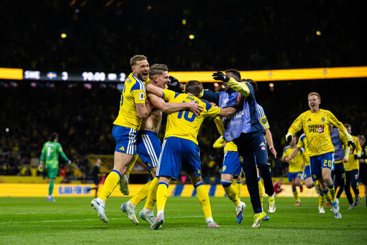 Viktor Gyökeres celebrate with Jesper Karlström and