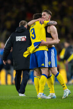 Victor Nilsson Lindelöf and Viktor Gyökeres celebrate