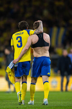 Victor Nilsson Lindelöf and Viktor Gyökeres celebrate