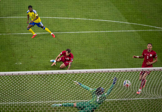 Anthony Elanga of Sweden scores the 1-0 goal