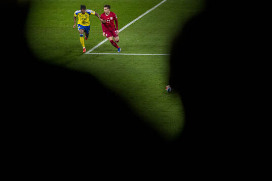 Anthony Elanga of Sweden and Nicola Zalewski of Poland