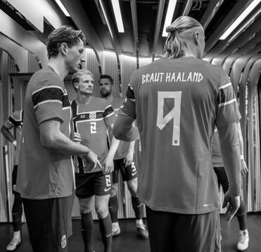 Erling Braut Haaland and players of Norway at half-time