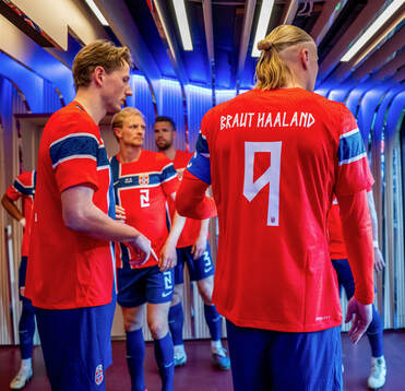 Erling Braut Haaland and players of Norway at half-time
