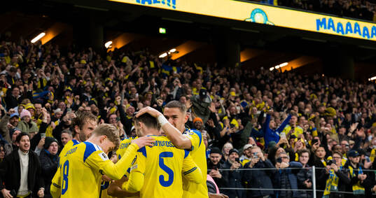 Anthony Elanga of Sweden celebrates with team mates