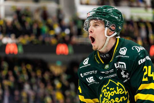 Björklövens Linus Cronholm jublar