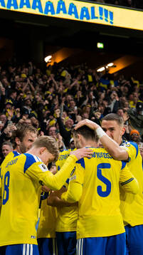 Anthony Elanga of Sweden celebrates with team mates