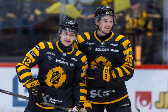 Skellefteås Valter Lindberg och Pontus Johansson jublar