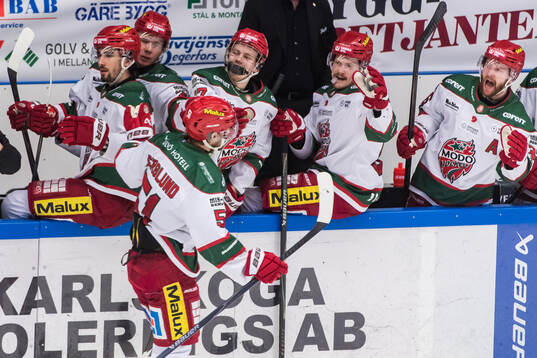 Modos Victor Berglund jublar med lagkamrater