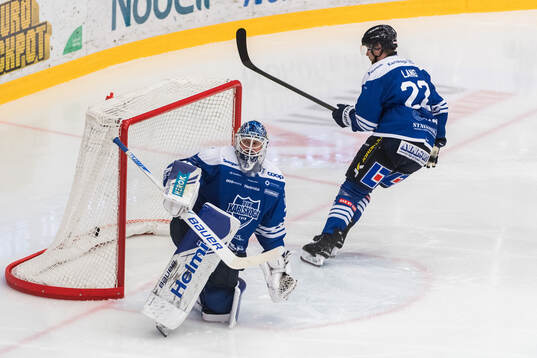 Karlskogas målvakt Lars Volden och Viktor Lang deppar