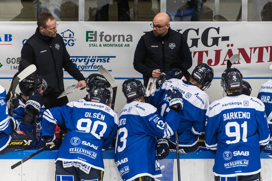 Karlskogas tränare Dennis Hall pratar med spelarna
