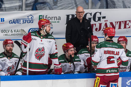 Modos huvudtränare Fredrik Andersson pratar med spelarna