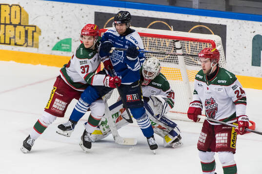 Modos Viktor Persson och målvakt Jakob Hellsten