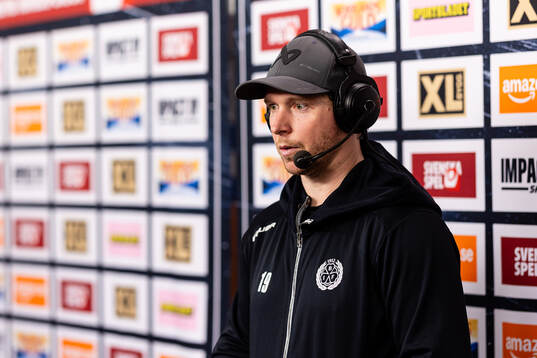 Brynäs Nicklas Bäckström blir intervjuad