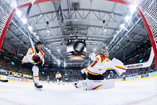Brynäs Johannes Kinnvall och målvakt Erik Källgren vid