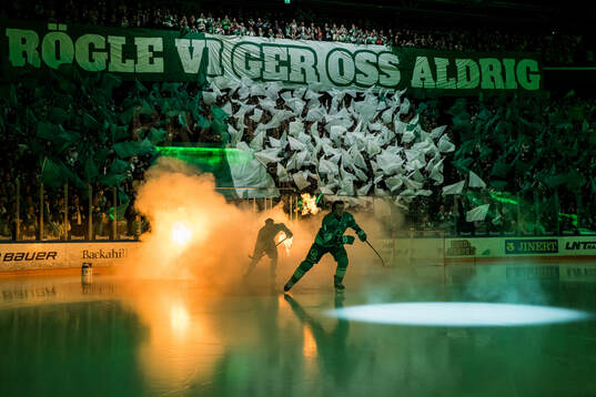 Rögles Paul Ladue gör entré med ett tifo i bakgrunden