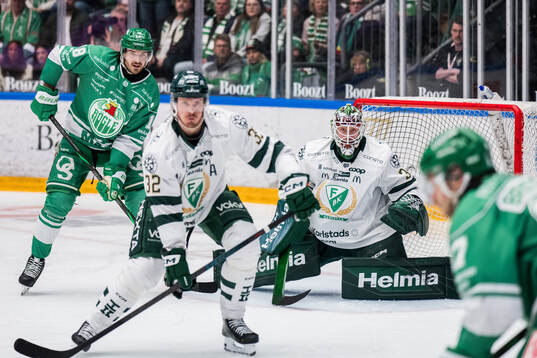 Rögles Dennis Everberg och Färjestads målvakt Emil Larmi