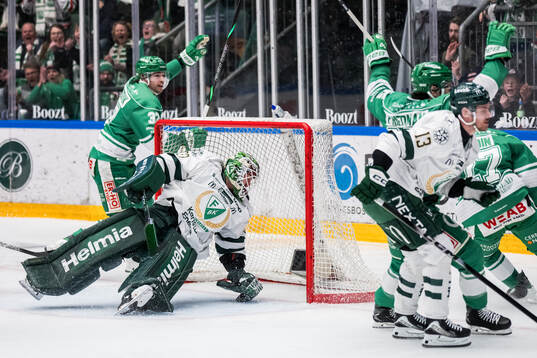 Färjestads målvakt Emil Larmi deppar