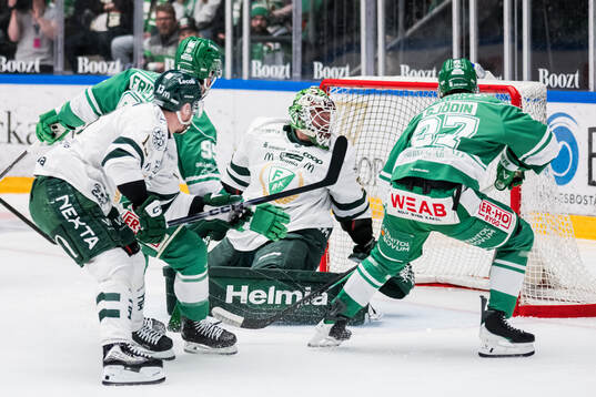 Rögles Mark Friedman och Leon Bristedt ser pucken gå in