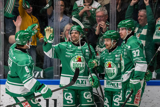 Rögles Daniel Zaar jublar med lagkamrater