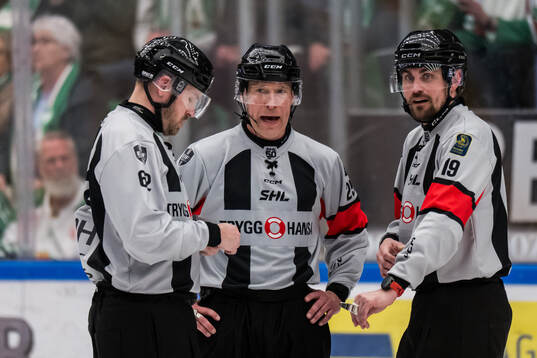 Domare Tobias Björk och domare David Laksola