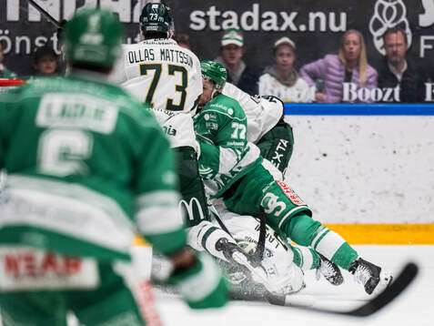 Rögles Daniel Zaar krockar med Färjestads målvakt Emil