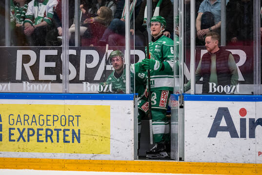 Rögles Leon Bristedt och Paul Ladue i utvisningsbåset