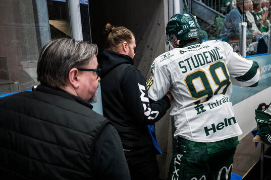 Färjestads Marian Studenic lämnar isen på grund av skada