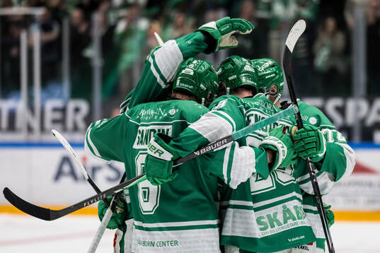 Rögles Filip Johansson jublar med lagkamrater