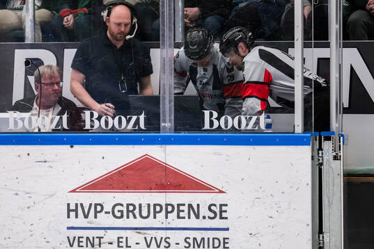 Domare David Laksola och domare Tobias Björk vid en