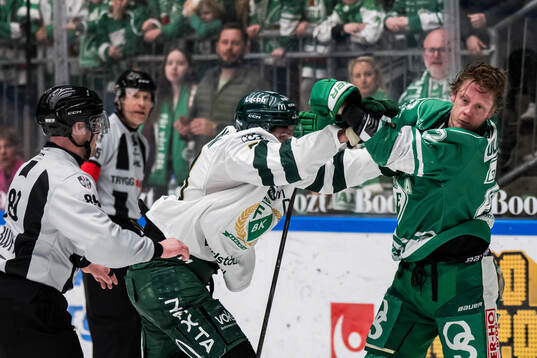 Färjestads Linus Johansson och Rögles Fredrik Olofsson i