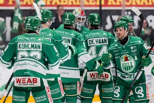 Rögles Leon Bristedt jublar med lagkamrater