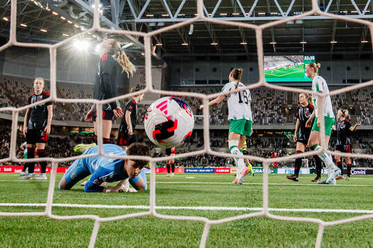 Fanny Peterson of Hammarby  scores 1-0