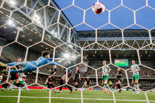 Fanny Peterson of Hammarby  scores 1-0