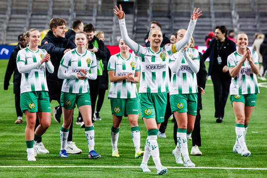 Alice Carlsson of Hammarby  celebrates with teammates