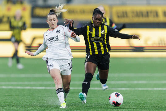 Nina Luhrben of Eintracht Frankfurt and Monica Jusu Bah of