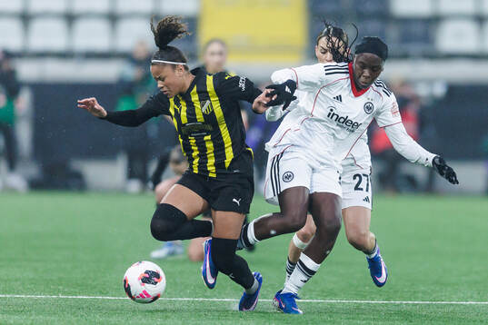 Felicia Schröder of Häcken and Nicole Anyomi of Eintracht