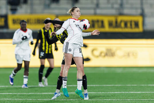 Laura Freigang of Eintracht Frankfurt and Anna Anvegård of
