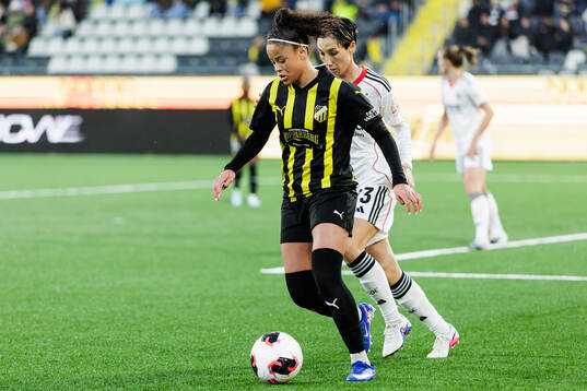 Felicia Schröder of Häcken and Sara Doorsoun of Eintracht