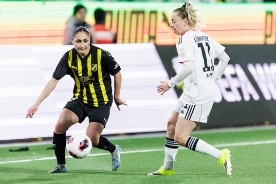 Nesrin Akgun of Häcken and Nina Luhrben of Eintracht
