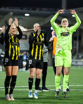 Alva Selerud, Anna Anvegård and goalkeeper Fanney