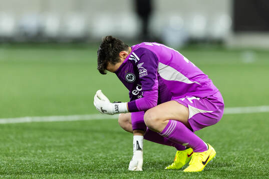 Goalkeeper Lina Altenburg of Eintracht Frankfurt looks