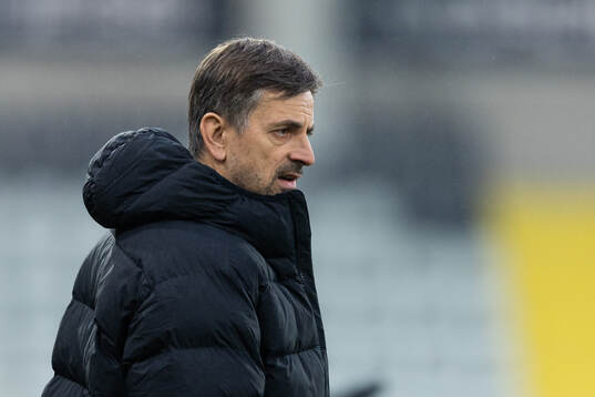 Head coach Nikolaos Arnautis of Eintracht Frankfurt