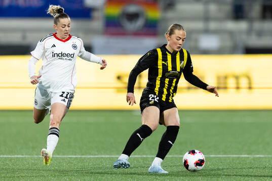 Nina Luhrben of Eintracht Frankfurt and Paulina Nyström of