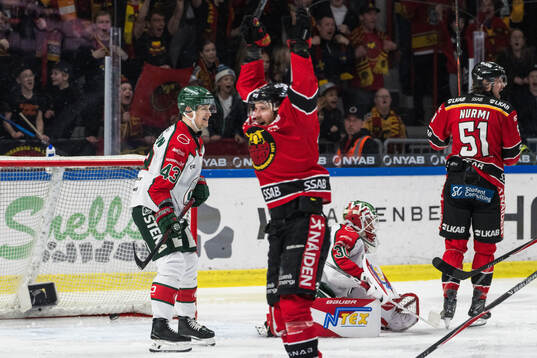 Frölundas Tom Nilsson deppar och Luleås Linus Omark jublar